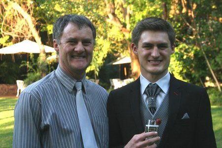 Jacques Beukes (regs), â€˜n knap 2014 matrikulant van Potchefstroom Gimnasium, geniet â€˜n glasie vonkelwyn saam met sy pa, Pieter Beukes  